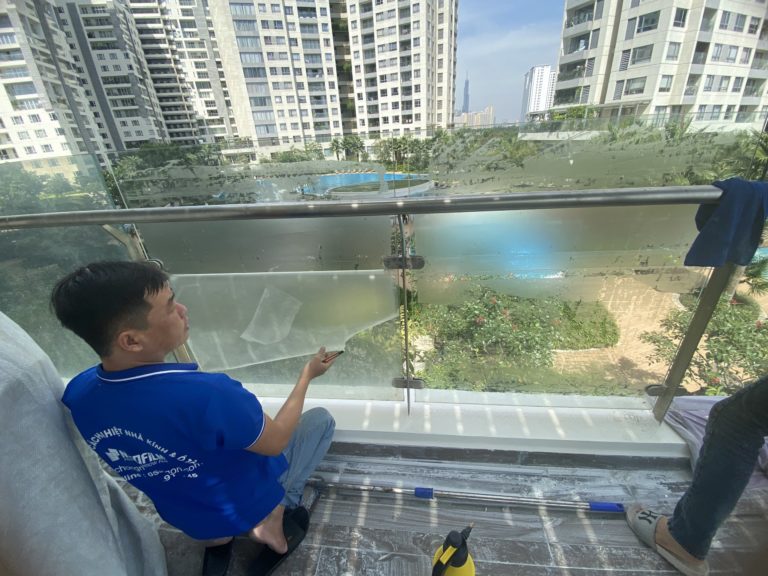 Thi công dán phim cách nhiệt bảo vệ kính